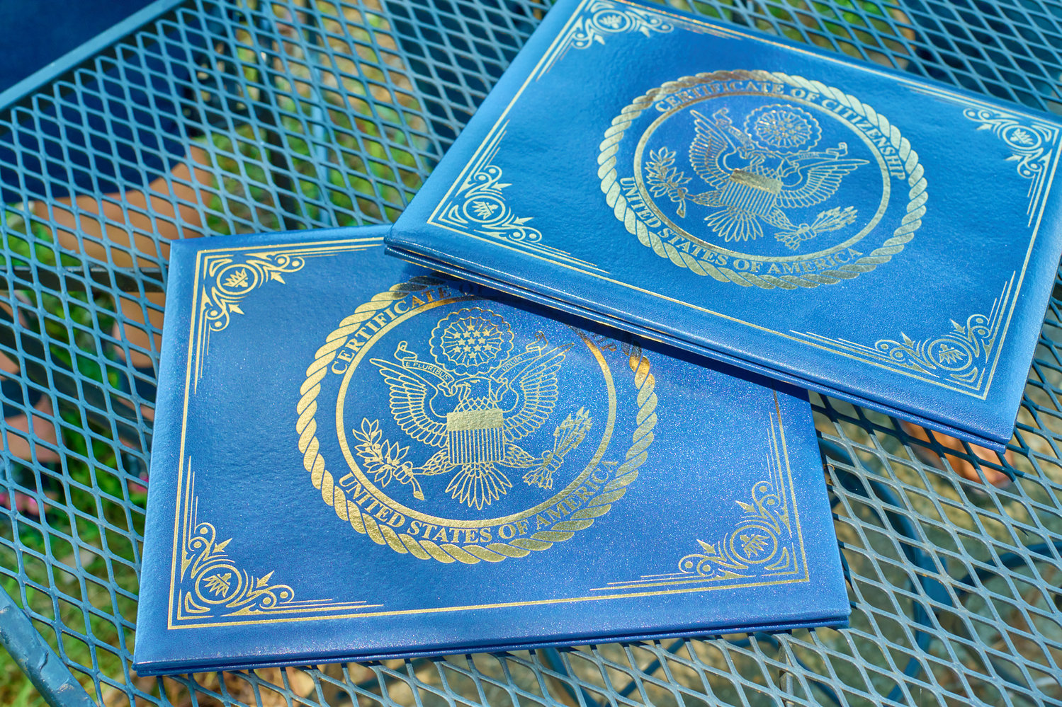Dentro de estas libretas viven los certificados de ciudadanía estadounidense de Dora y José Interiano.